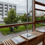 Blick von der Lehrwerkstatt auf das Bauhausgebäude in Dessau