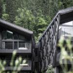 Apfelhotel Torgglerhof in Südtirol mit dunkler Holzfassade