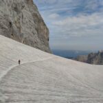 Einsamer Wanderer an kargem Berghang