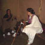 Yasmeen Lari im Gespräch mit einer Überlebenden des Erdbebens 2005 in Pakistan