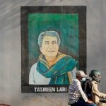 Mural mit dem Portrait von Yasmeen Lari in einer Unterführung in Karatschi, Pakistan