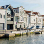Aparthotel in Portugal mit Faserzementtafeln: Fassade mit Feinschliff