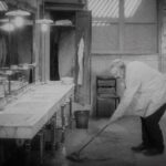 Toilettenmann in Berliner Hotel 1924 - Filmszene aus Der letzte Mann