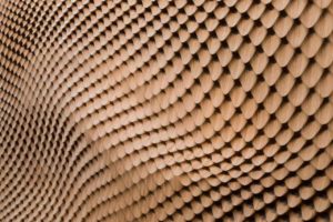 Formfeld-Akustikpaneele aus Holz mit algorithmisch gestalteter Oberfläche