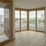 Bodentiefe Fenster in einer Wohnbebauung von Meili Peter Architekten in München