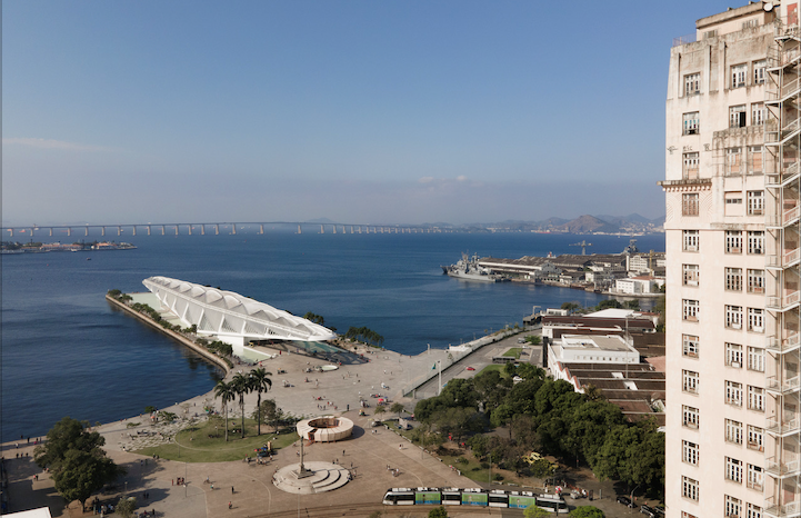 Blick auf den Platz Mauà im Hafengebiet von Rio de Janeiro