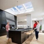 Familie in einer Küche mit Glasdach