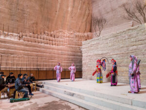 Foto einer Wu-Oper-Aufführung im Steinbruch