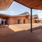 Studenten im Gespräch am Burkina Institute of Technology, Kéré Architecture