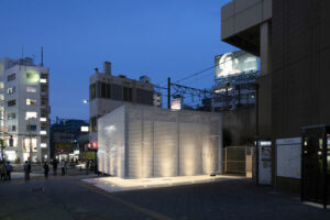 Beleuchteter Toiletten-Kubus von Kashiwa Sato in Tokyo am Abend