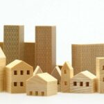 Mini-Modellhäuser aus Holz als Symbol für eine Stadt in Holzbauweise