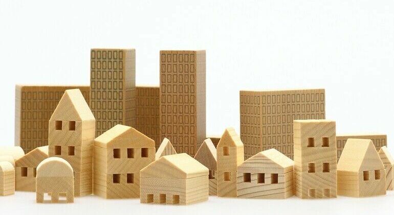 Mini-Modellhäuser aus Holz als Symbol für eine Stadt in Holzbauweise