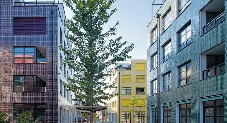 Vier Farben für Stadthäuser in Renens von HHF Architekten