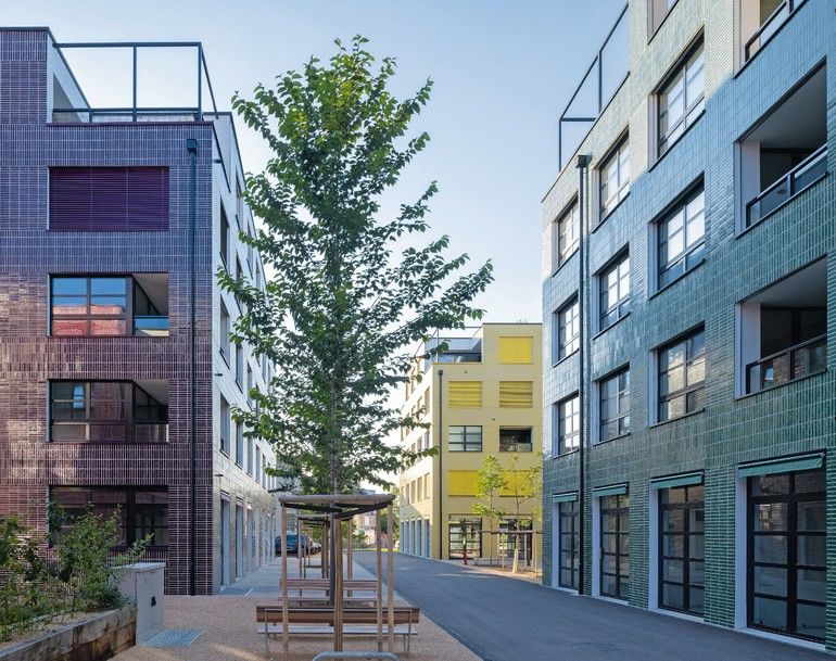 Vier Farben für Stadthäuser in Renens von HHF Architekten
