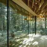 Große Glasfront zum Wald hin