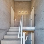 Treppenhaus mit weiß lackierten Oberflächen