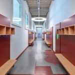 Garderobenwände im Flur, Schule in Biel (CH) von Sollberger Bögli Architekten