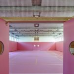 Turnhalle im Erdgeschoss mir rosafarbenem Sportboden