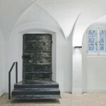 Das Franziskanerkloster in Salzburg hat viele Umnutzungen hinter sich. Nun zeigt es sich bereinigt, stimmig ergänzt und neu erschlossen.