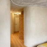 Das junge Architekturbüro camponovo baumgartner beantwortet beim Projekt »Pour Denise« die Frage nach Türen in Singlewohnungen klar mit Nein.