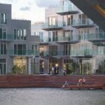Auf einer künstlichen Insel sind auf dem IJ-Meer in Amsterdam nach Plänen von BIG und Barcode Architects die Sluishuis Residences entstanden.