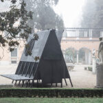 Als Stipendiat der Villa Massimo in Rom entwarf Fabian A. Wagner einen schwarzen Pavillon als flexible und wiederaufbaubare Holzstruktur.