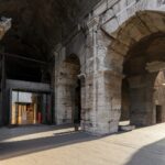 Wer in Rom das Kolosseum besichtigt, kann in vier neuen Electa-Buchhandlungen zu Baugeschichte und Archäologie stöbern.