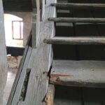 Eingeschobene Trittstufen bei historischen Holztreppen
