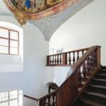 Foto des Treppenhauses im Kloster Raitenhaslach als Beispiel für die Geschichte der Holztreppenkonstruktion