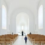 Brückner & Brückner haben in der Christuskirche in Neumarkt den abgeriegelten Altarraum geöffnet und eine Verbindung zum Langhaus geschaffen.