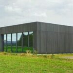 Ein Weiterbildungsgebäude für Metall- und Elektroberufe aus Aluminium und Stahl zu bauen, lag für die Architekten von Riehle+Assoziierte nahe.